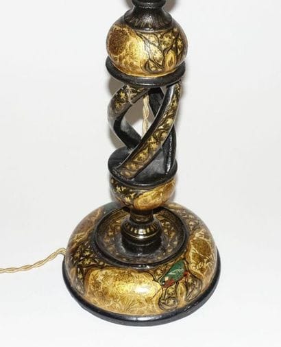 Pied de lampe en bois laqué noir et or à...