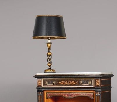 Pied de lampe en bois laqué noir et or à...