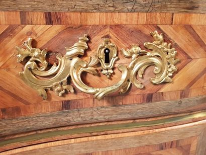 Commode en bois de prunier, mouvementée en...
