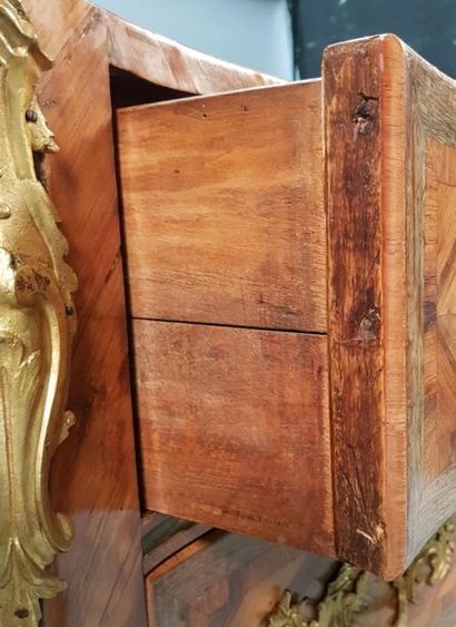 Commode en bois de prunier, mouvementée en...