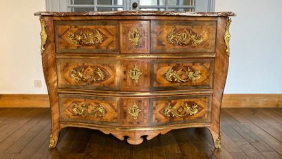 Commode en bois de prunier, mouvementée en...