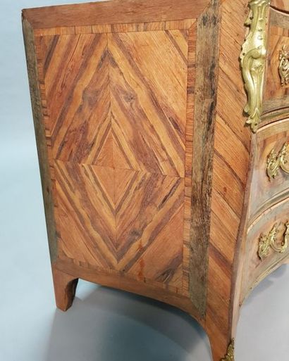 Commode en bois de prunier, mouvementée en...
