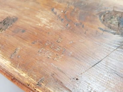 Commode en bois de prunier, mouvementée en...