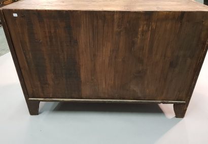 Commode en bois de prunier, mouvementée en...
