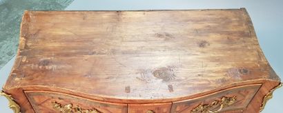 Commode en bois de prunier, mouvementée en...