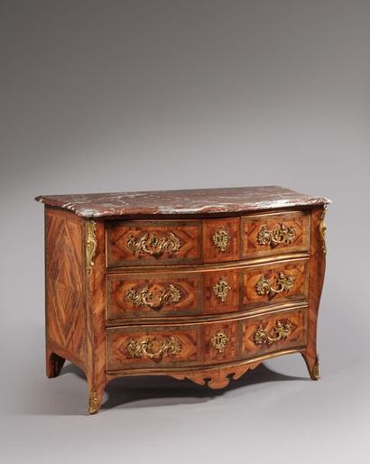 Commode en bois de prunier, mouvementée en...