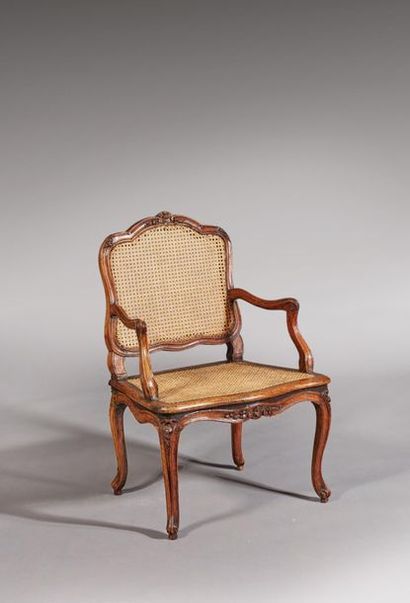 Fauteuil canné en bois teinté à dossier contourné,...