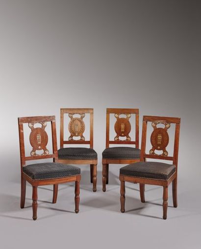 Suite de quatre chaises en acajou et placage...