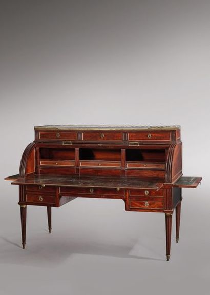 Bureau à cylindre en acajou et placage d'acajou...