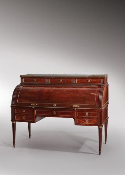 Bureau à cylindre en acajou et placage d'acajou...