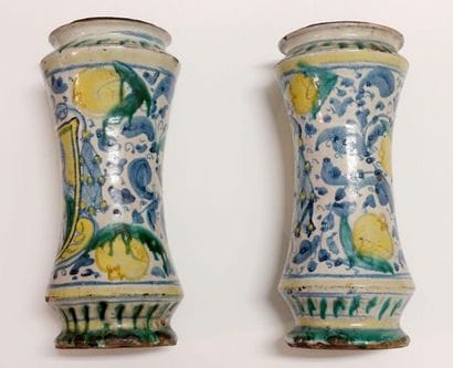 SICILE.
Deux albarelli de forme cintrée décorés...