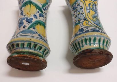 SICILE.
Deux albarelli de forme cintrée décorés...