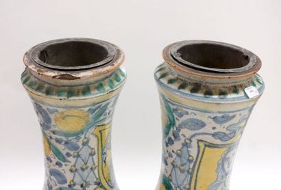 SICILE.
Deux albarelli de forme cintrée décorés...