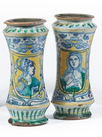 SICILE.
Deux albarelli de forme cintrée décorés...