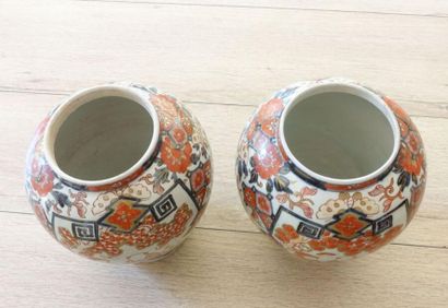 JAPON, Imari - Époque EDO (1603-1868).
Paire...