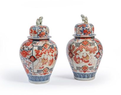 JAPON, Imari - Époque EDO (1603-1868).
Paire...