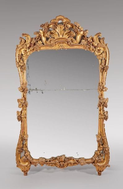 Miroir en bois doré à décor ajouré de feuillages...