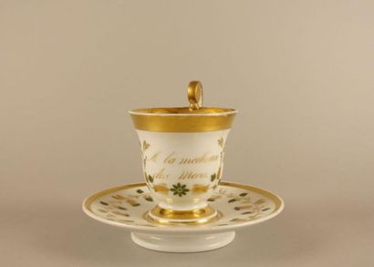 PARIS.
Tasse et sa sous-tasse en porcelaine...