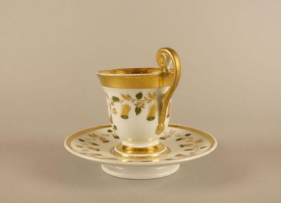 PARIS.
Tasse et sa sous-tasse en porcelaine...