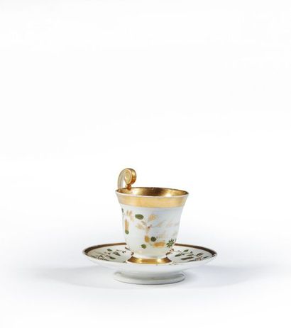 PARIS.
Tasse et sa sous-tasse en porcelaine...