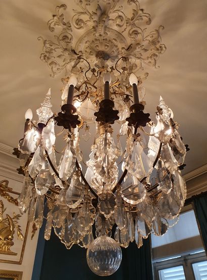 
*Large sixteen arms chandelier; gilt bronze...