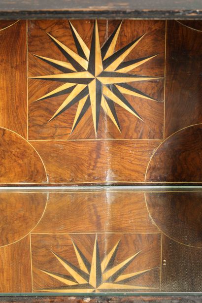 
Small oak and veneer inlaid chest. It opens...