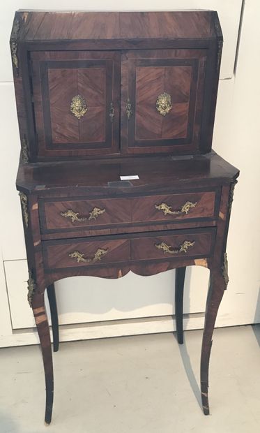 
Small lady's desk in veneer with leaf inlay...