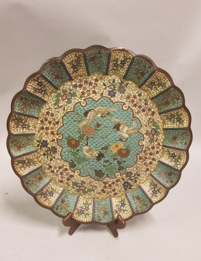 
CHINA 19th century
A large dish in polylobed...