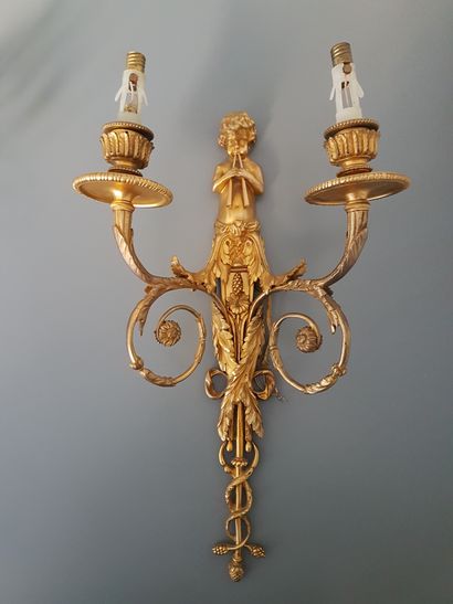 
A set of 4 sconces in chased and gilt bronze...
