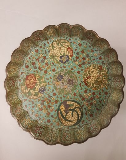 
CHINA 19th century
A large dish in polylobed...