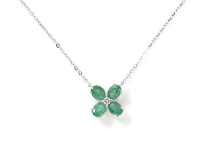 Collier en or gris 750 millièmes, retenant...