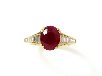 Bague en or 750 millièmes, orné d'un rubis...
