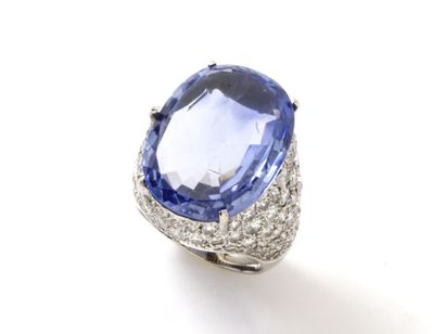 Bague en or gris 750 millièmes, ornée d'un...