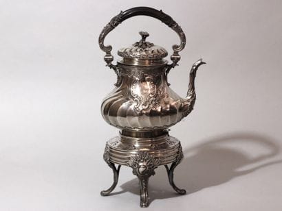 Bouilloire de table ''samovar'' en métal...
