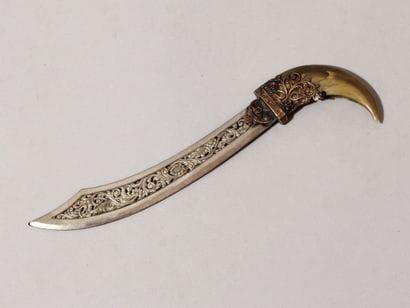 Coupe-papier en argent, or et corne. Lame...