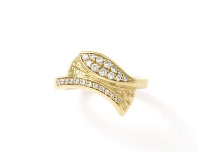 Bague en or 750 millièmes, à décor stylisé...