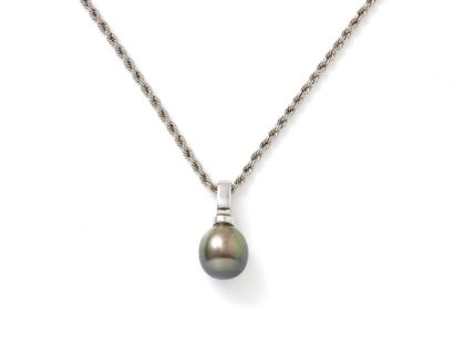Pendentif en or gris 750 millièmes, retenant...