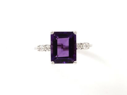 Bague en or gris 750 millièmes, ornée d'un...