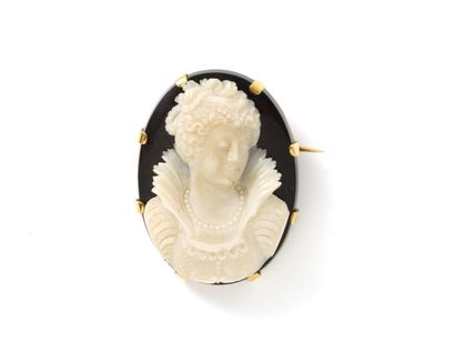 Broche en or 750 millièmes, ornée d'un camée...