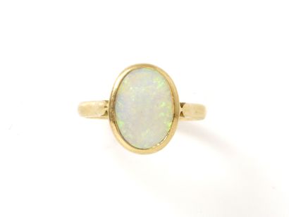 Bague en or 750 millièmes, ornée d'un cabochon...