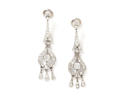 Paire de pendants d'oreilles en or gris 750...