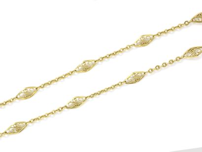 Collier en or 750 millièmes, composé de maillons...