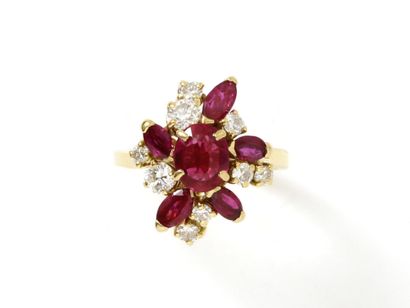Bague en or 750 millièmes, ornée d'un rubis...
