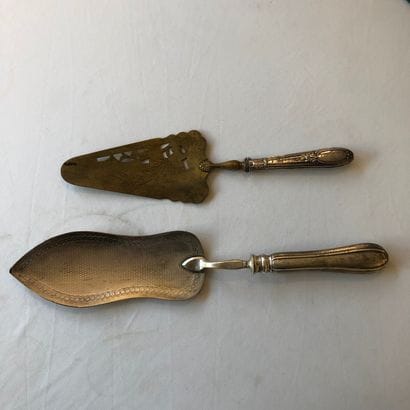 Deux pelles à dessert (lot), manche en argent...