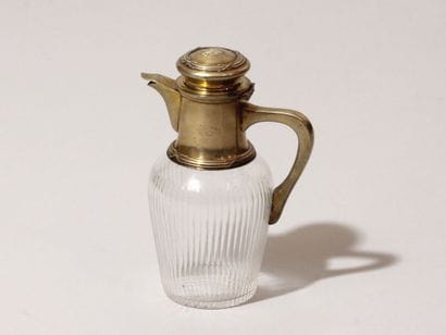 Carafe en verre taillé et argent doré. Paris,...