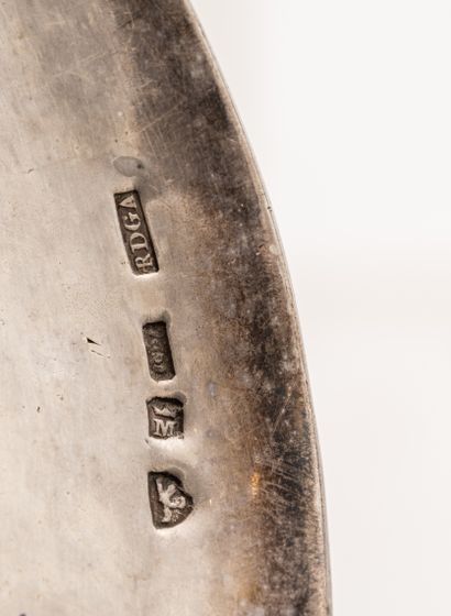 Deux plats en argent. Travail étranger. Circulaires,...