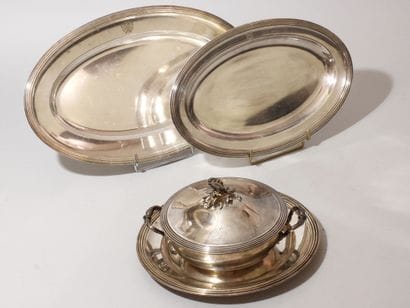 CHRISTOFLE
Légumier et trois plats en métal...