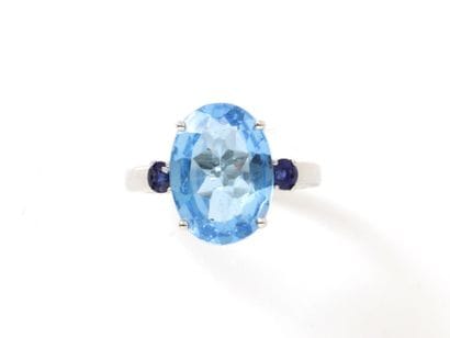 Bague en or gris 750 millièmes, ornée d'une...