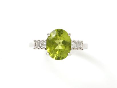 Bague en or gris 750 millièmes, ornée d'un...