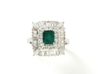 Bague en or gris 750 millièmes ornée d'une...